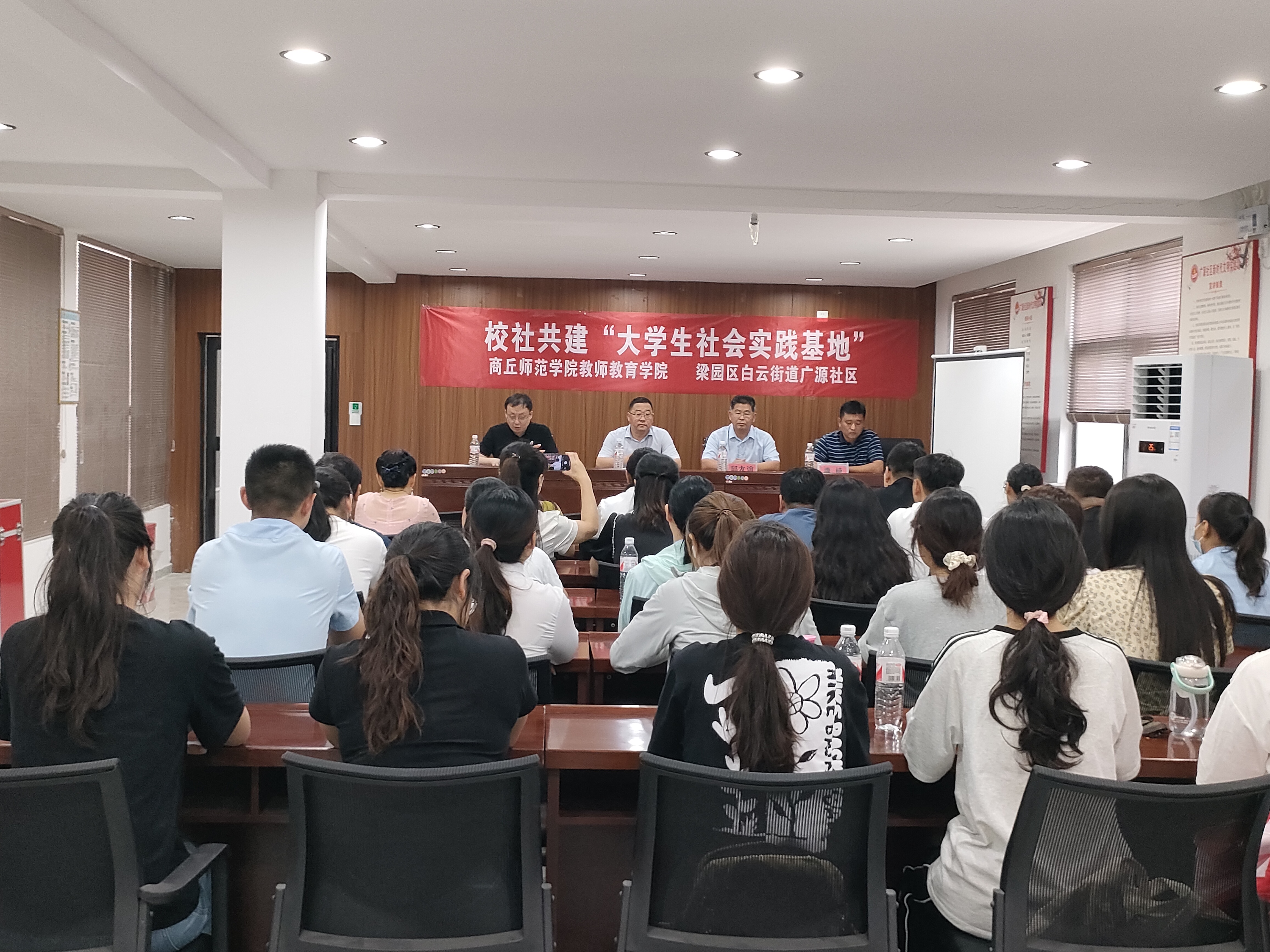 澳门网投官方网站与梁园区白云街道广源社区举行校社共建“大学生社会实践基地”挂牌仪式